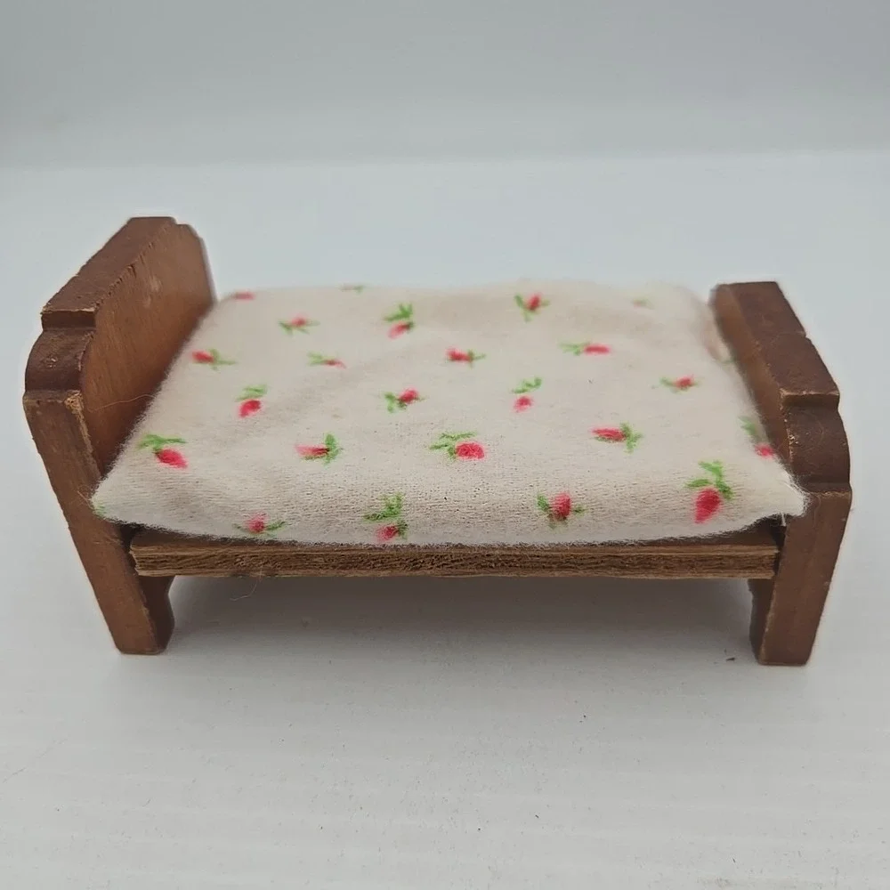 Miniature Dollhouse 1:12, Wood Bed‎